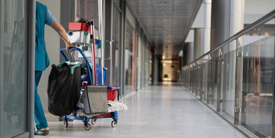 Reinigungswagen im Gebäudeflur