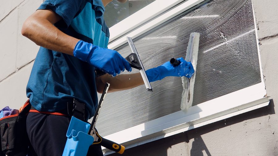 Fensterreinigung mit Abzieher